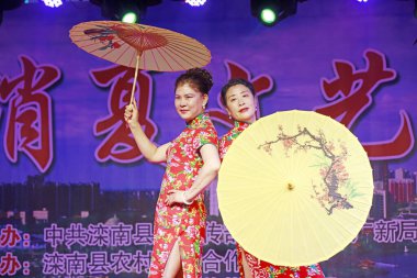 LUANNAN COUNTY, Çin - 30 Ağustos 2018 Cheongsam Show, LUANNAN COUNTY, Hebei Eyaleti, Çin