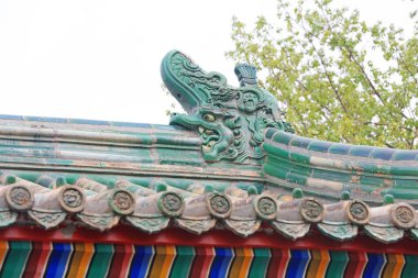Pekin, Çin - 6 Nisan 2019: Ditan Park, Pekin, Çin 'de Çin klasik seramik mimari manzarası