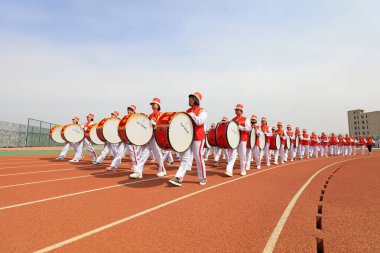 LUANNAN COUNTY, Çin - 8 Nisan 2019: perküsyon bandı spor toplantısında davul çalıyor, LUANNAN COUNTY, Hebei Eyaleti, Çin