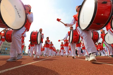 LUANNAN COUNTY, Çin - 8 Nisan 2019: perküsyon bandı spor toplantısında davul çalıyor, LUANNAN COUNTY, Hebei Eyaleti, Çin