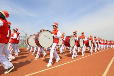 LUANNAN COUNTY, Çin - 8 Nisan 2019: perküsyon bandı spor toplantısında davul çalıyor, LUANNAN COUNTY, Hebei Eyaleti, Çin