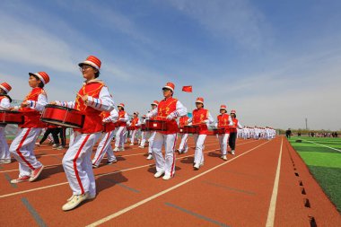 LUANNAN COUNTY, Çin - 8 Nisan 2019: perküsyon bandı spor toplantısında davul çalıyor, LUANNAN COUNTY, Hebei Eyaleti, Çin
