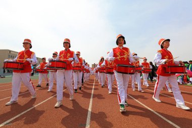 LUANNAN COUNTY, Çin - 8 Nisan 2019: perküsyon bandı spor toplantısında davul çalıyor, LUANNAN COUNTY, Hebei Eyaleti, Çin