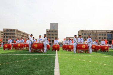 LUANNAN COUNTY, Çin - 8 Nisan 2019: perküsyon bandı spor toplantısında davul çalıyor, LUANNAN COUNTY, Hebei Eyaleti, Çin