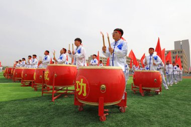 LUANNAN COUNTY, Çin - 8 Nisan 2019: perküsyon bandı spor toplantısında davul çalıyor, LUANNAN COUNTY, Hebei Eyaleti, Çin