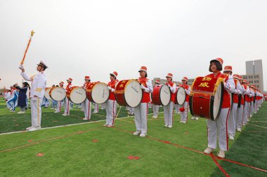 LUANNAN COUNTY, Çin - 11 Nisan 2019: perküsyon bandı LUANNAN COUNTY, Hebei Eyaleti, Çin 'deki spor toplantısında davul çalıyor