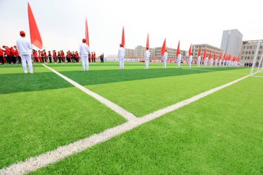 LUANNAN COUNTY, Çin - 11 Nisan 2019: Oyunların açılış töreninde grup jimnastik performansı, LUANNAN COUNTY, Hebei Eyaleti, Çin