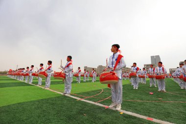 LUANNAN COUNTY, Çin - 11 Nisan 2019: perküsyon bandı LUANNAN COUNTY, Hebei Eyaleti, Çin 'deki spor toplantısında davul çalıyor