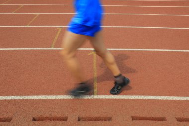 Uzun mesafe koşucuları pistte koşuyor