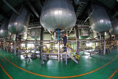 LUANNAN COUNTY, Hebei Eyaleti, Çin - 15 Nisan 2019: İşçiler biyodizel üretim fabrikasının üretim atölyesinde çalışıyorlar.