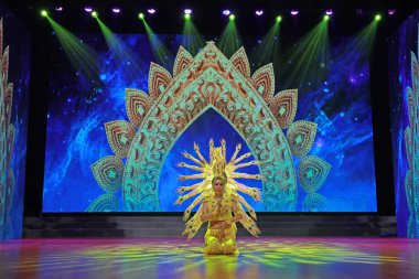 LUANNAN COUNTY, Hebei Eyaleti, Çin - 28 Nisan 2019: Çin geleneksel programı Guanyin gösterisi sahnede.