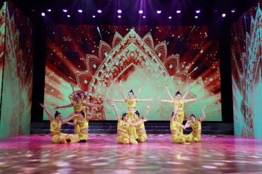 LUANNAN COUNTY, Hebei Eyaleti, Çin - 28 Nisan 2019: Çin geleneksel programı Guanyin gösterisi sahnede.