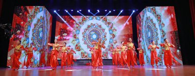 LUANNAN COUNTY, Hebei Eyaleti, Çin - 28 Nisan 2019: Sahnede güzel bir dans gösterisi.