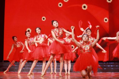 LUANNAN COUNTY, Hebei Eyaleti, Çin - 28 Nisan 2019: Sahnede güzel bir dans gösterisi.