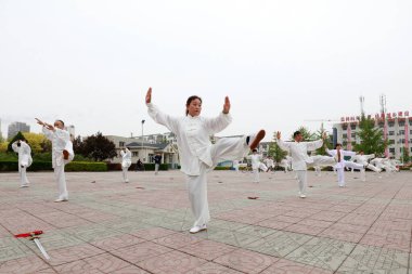LUANNAN COUNTY, Hebei Eyaleti, Çin - 29 Nisan 2019: insanlar park meydanında Taijiquan çalışıyor.