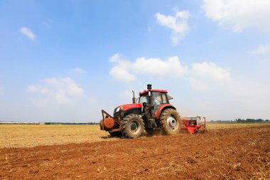 Luannan County, Çin - 11 Temmuz 2019: Çiftçiler çiftliğe mısır ekmek için çiftlik makineleri kullanıyorlar, Luannan County, Hebei Eyaleti, Çin. 