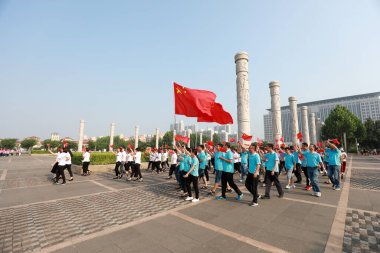 Luannan County, Çin - 12 Temmuz 2019: Halk meydanda bayrak salladı, Luannan County, Hebei Eyaleti, Çin