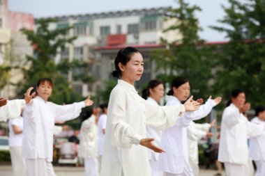 LUANNAN COUNTY, Hebei Eyaleti, Çin - 8 Ağustos 2019: Taijiquan performansı.
