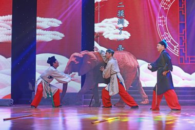 Luannan County, Çin - 15 Ağustos 2019: Çinli antik kostüm karakterleri sahnede, Luannan County, Hebei Eyaleti, Çin