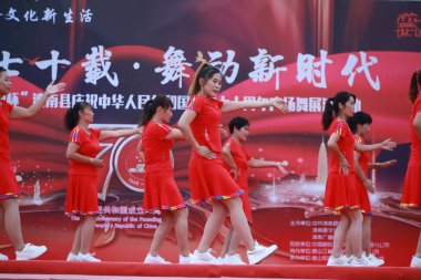 Luannan County, Çin - 20 Ağustos 2019: Kadınlar meydanda dans ediyor, Luannan County, Hebei Eyaleti, Çin