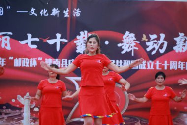 Luannan County, Çin - 20 Ağustos 2019: Kadınlar meydanda dans ediyor, Luannan County, Hebei Eyaleti, Çin