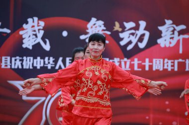 Luannan County, Çin - 20 Ağustos 2019: Kadınlar meydanda dans ediyor, Luannan County, Hebei Eyaleti, Çin