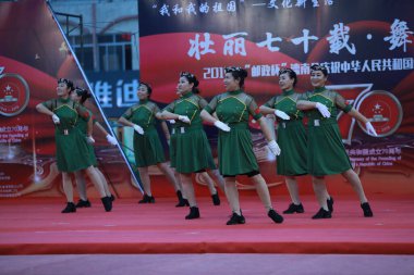 Luannan County, Çin - 20 Ağustos 2019: Kadınlar meydanda dans ediyor, Luannan County, Hebei Eyaleti, Çin