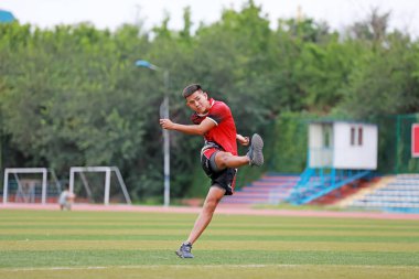 Luannan County, Çin - 23 Ağustos 2019: Rugby oyuncuları oyun alanında antrenman yapıyor, Luannan County, Hebei Eyaleti, Çin