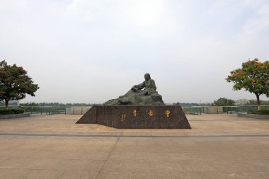 Fengrun County, Çin - 15 Eylül 2019: Cao Xueqin 'in Fengrun County, Çin' deki Heykeli