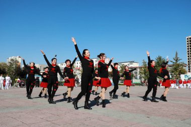 Luannan County, Çin - 8 Ekim 2019: Hebei Eyaleti, Luannan Bölgesi, Çin 'de Fitness Dance Performansı