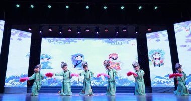 LUANNAN COUNTY, Hebei Eyaleti, Çin - 17 Kasım 2019: Sahnede mutlu dans performansları.