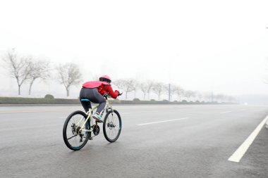 LUANNAN COUNTY, Hebei Eyaleti, Çin - 23 Kasım 2019: Bisikletçiler bir yol bisikleti yarışması sahasında ilerlemeye çalışıyorlar.