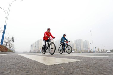 LUANNAN COUNTY, Hebei Eyaleti, Çin - 23 Kasım 2019: Bisikletçiler bir yol bisikleti yarışması sahasında ilerlemeye çalışıyorlar.