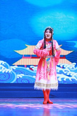 LUANNAN COUNTY, Hebei Eyaleti, Çin - 17 Kasım 2019: Çin Pingju gösterisi.