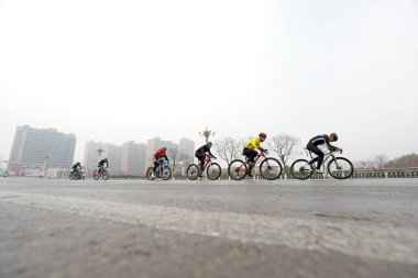 LUANNAN COUNTY, Hebei Eyaleti, Çin - 23 Kasım 2019: Bisikletçiler bir yol bisikleti yarışması sahasında ilerlemeye çalışıyorlar.