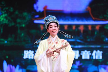 LUANNAN COUNTY, Hebei Eyaleti, Çin - 30 Aralık 2019: Sahnede geleneksel Çin halk dansı gösterisi.