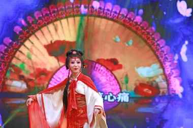 LUANNAN COUNTY, Hebei Eyaleti, Çin - 30 Aralık 2019: Sahnede geleneksel Çin halk dansı gösterisi.