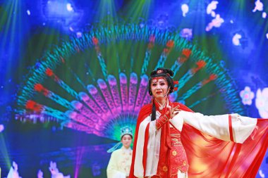 LUANNAN COUNTY, Hebei Eyaleti, Çin - 30 Aralık 2019: Sahnede geleneksel Çin halk dansı gösterisi.