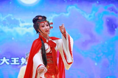 LUANNAN COUNTY, Hebei Eyaleti, Çin - 30 Aralık 2019: Sahnede geleneksel Çin halk dansı gösterisi.