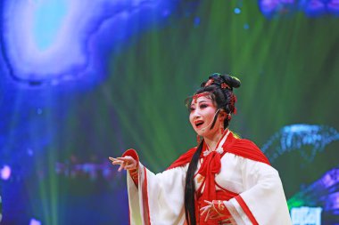 LUANNAN COUNTY, Hebei Eyaleti, Çin - 30 Aralık 2019: Sahnede geleneksel Çin halk dansı gösterisi.