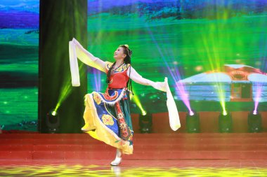 LUANNAN COUNTY, Hebei Eyaleti, Çin - 30 Aralık 2019: Sahnede geleneksel Çin halk dansı gösterisi.