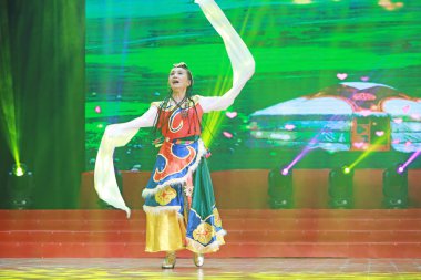 LUANNAN COUNTY, Hebei Eyaleti, Çin - 30 Aralık 2019: Sahnede geleneksel Çin halk dansı gösterisi.