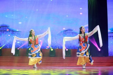 LUANNAN COUNTY, Hebei Eyaleti, Çin - 30 Aralık 2019: Sahnede geleneksel Çin halk dansı gösterisi.