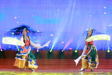 LUANNAN COUNTY, Hebei Eyaleti, Çin - 30 Aralık 2019: Sahnede geleneksel Çin halk dansı gösterisi.