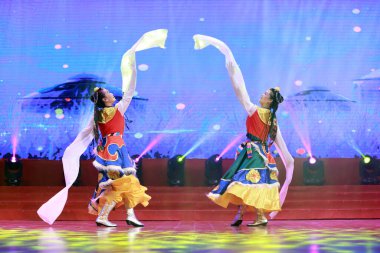 LUANNAN COUNTY, Hebei Eyaleti, Çin - 30 Aralık 2019: Sahnede geleneksel Çin halk dansı gösterisi.