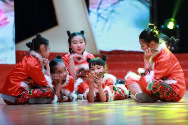 LUANNAN COUNTY, Hebei Eyaleti, Çin - 1 Ocak 2020: Çinli çocukların sahnede dans gösterisi.