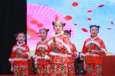 LUANNAN COUNTY, Hebei Eyaleti, Çin - 1 Ocak 2020: Çinli çocukların sahnede dans gösterisi.