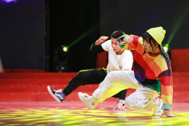 LUANNAN COUNTY, Hebei Eyaleti, Çin - 1 Ocak 2020: Çin gençlik hip hop gösterisi.
