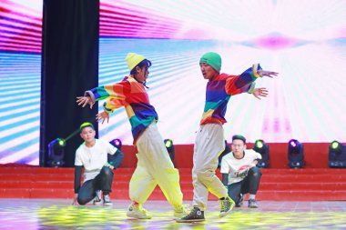 LUANNAN COUNTY, Hebei Eyaleti, Çin - 1 Ocak 2020: Çin gençlik hip hop gösterisi.