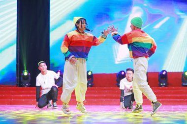 LUANNAN COUNTY, Hebei Eyaleti, Çin - 1 Ocak 2020: Çin gençlik hip hop gösterisi.